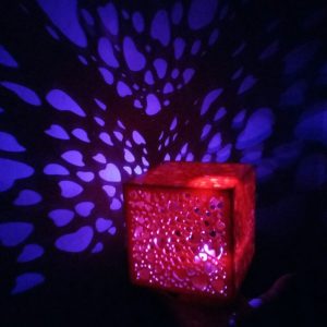 מנורת לילה לב קובייה - בחיתוך לייזר