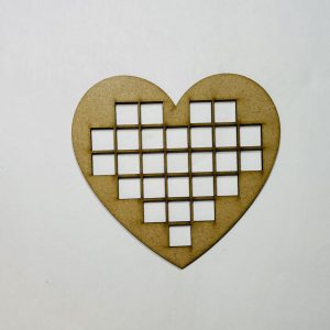 מגזרת עץ לא גמורה בצורת לב - בחיתוך לייזר