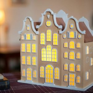 מנורה בצורת בית - בחיתוך לייזר