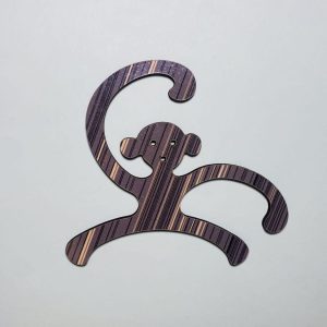 מגזרת מלאכת עץ לא גמורה בצורת קוף - בחיתוך לייזר