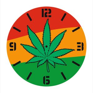 שעון קיר עם עלה סיר - בחיתוך לייזר