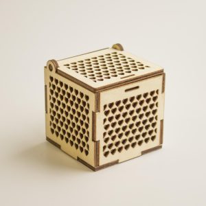 קופסת תכשיטים מעץ עם לבבות - בחיתוך לייזר