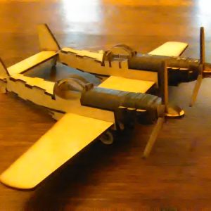 תבנית מטוס מדחף כפול מעץ טווין מוסטנג - בחיתוך לייזר