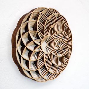 מנדלה גיאומטרית מעוצבת - תמונת שכבות בחיתוך לייזר