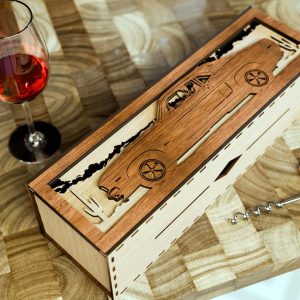 קופסת מתנה ייחודית לבקבוק יין - נושא נהג רכב - תמונת שכבות בחיתוך לייזר