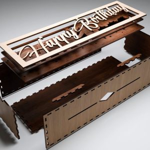 קופסת מתנה מעץ לבקבוק יין - יום הולדת שמח - תמונת שכבות בחיתוך לייזר