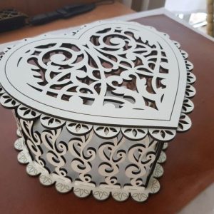 קופסת מתנה דקורטיבית בצורת לב דיקט - בחיתוך לייזר