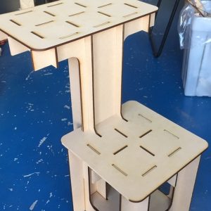 שולחן עבודה עם כיסא - בחיתוך לייזר