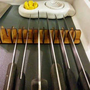 מחזיק סכין - בחיתוך לייזר