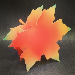 מחזיק עט לעציץ בצורת עלה מייפל - בחיתוך לייזר