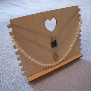 מעמד לשרשרת - בחיתוך לייזר