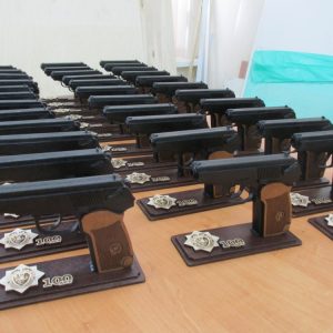 מתנה מדליית מעמד אקדח עבורו - בחיתוך לייזר