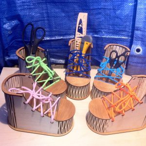 מחזיק מעמד עט בצורת נעל ארגונית לשולחן כתיבה - בחיתוך לייזר