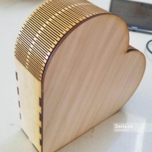 קופסה פשוטה בצורת לב - בחיתוך לייזר