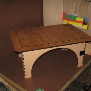 של שולחן קטן עם קפל - בחיתוך לייזר