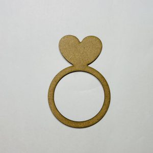 מגזרת עץ בצורת טבעת לב לא גמור - בחיתוך לייזר