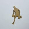 מלאכת צורת שחקן כדורסל מעץ לא גמור - בחיתוך לייזר