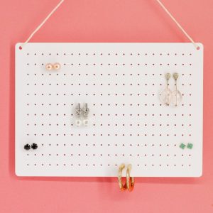 מחזיק עגילי קיר - בחיתוך לייזר