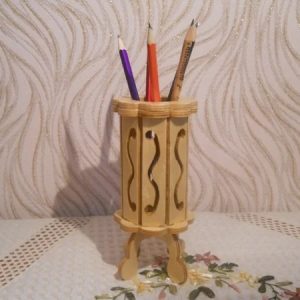 מחזיק עפרונות דקורטיבי מעץ - בחיתוך לייזר