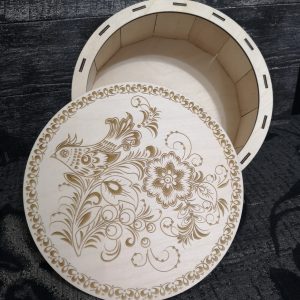 קופסה עגולה עם חריטה בעץ - בחיתוך לייזר