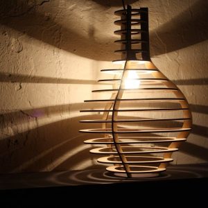 מנורה תלויה מעץ - בחיתוך לייזר