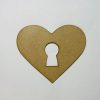 מגזרת לב מעץ עם חור מפתח - בחיתוך לייזר