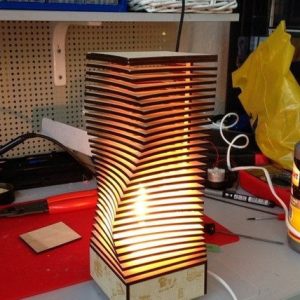 מנורת שולחן מנורת לילה מעץ - בחיתוך לייזר