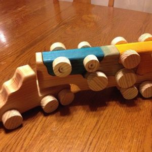 משאית צעצוע מעץ עם תבנית מכוניות צעצוע נשלפת - בחיתוך לייזר