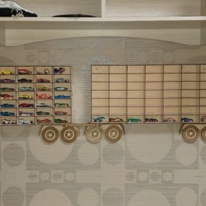 מדף אחסון לרכב צעצוע למשאית עץ - בחיתוך לייזר