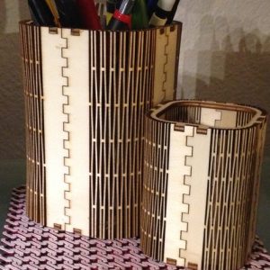 מעמד לעטים מעץ - בחיתוך לייזר